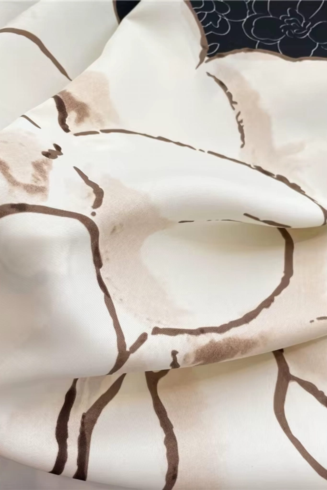 Apaszka w użyciu, stylowo zestawiona z beżową bluzką i czarną marynarką, podkreślająca elegancję | KAMEA | Spironik.pl