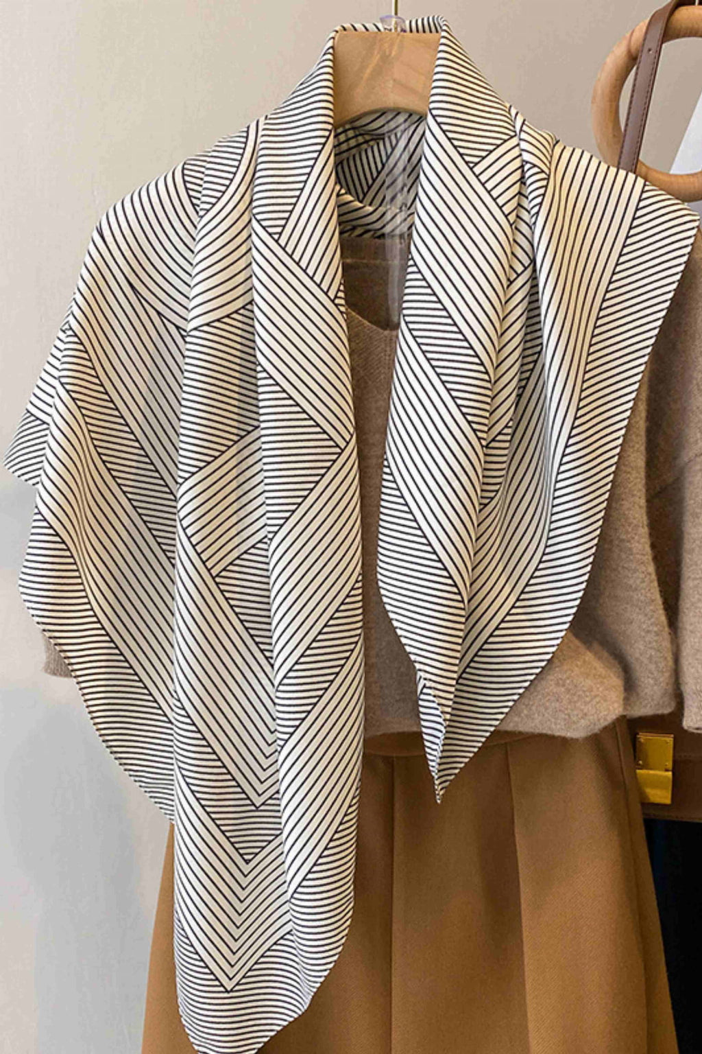 Biało-czarna apaszka w ujęciu z boku, ukazująca lekkość materiału | KAMEA | Spironik.pl