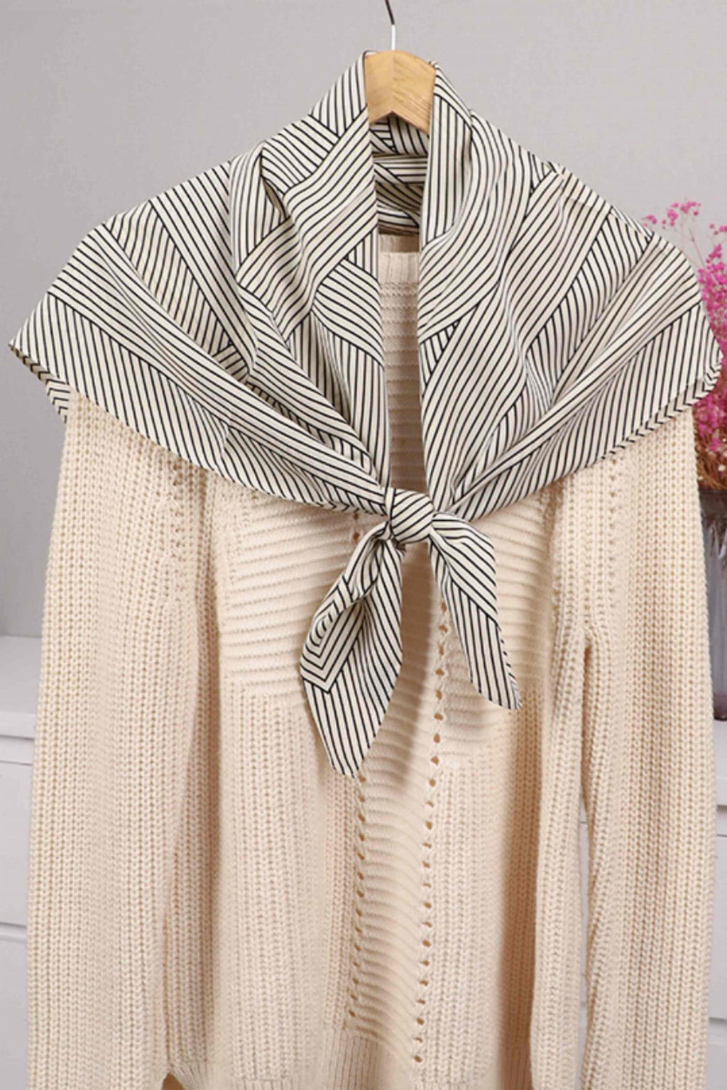 Apaszka w użyciu jako dodatek do czarnej marynarki, tworząca nowoczesny look | KAMEA | Spironik.pl