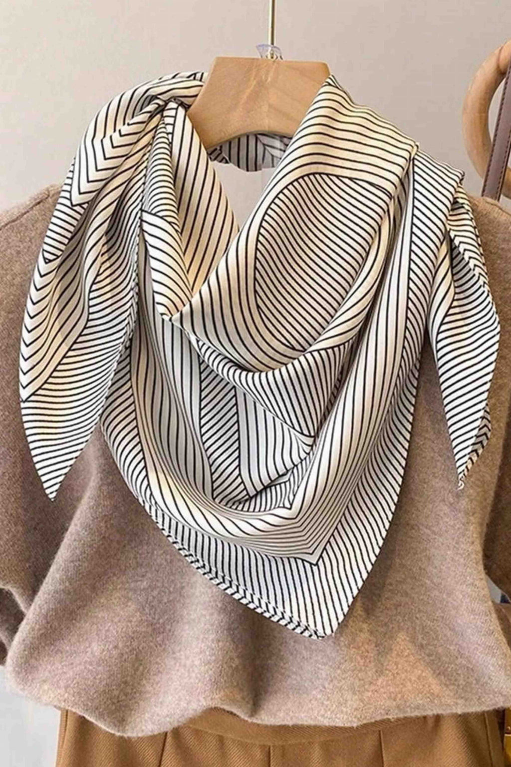 Całościowy widok apaszki na tle neutralnym, podkreślający jej design | KAMEA | Spironik.pl