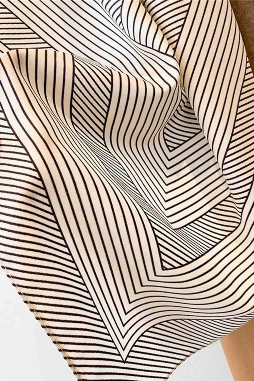 Widok apaszki na białej koszuli, podkreślający jej elegancki charakter | KAMEA | Spironik.pl