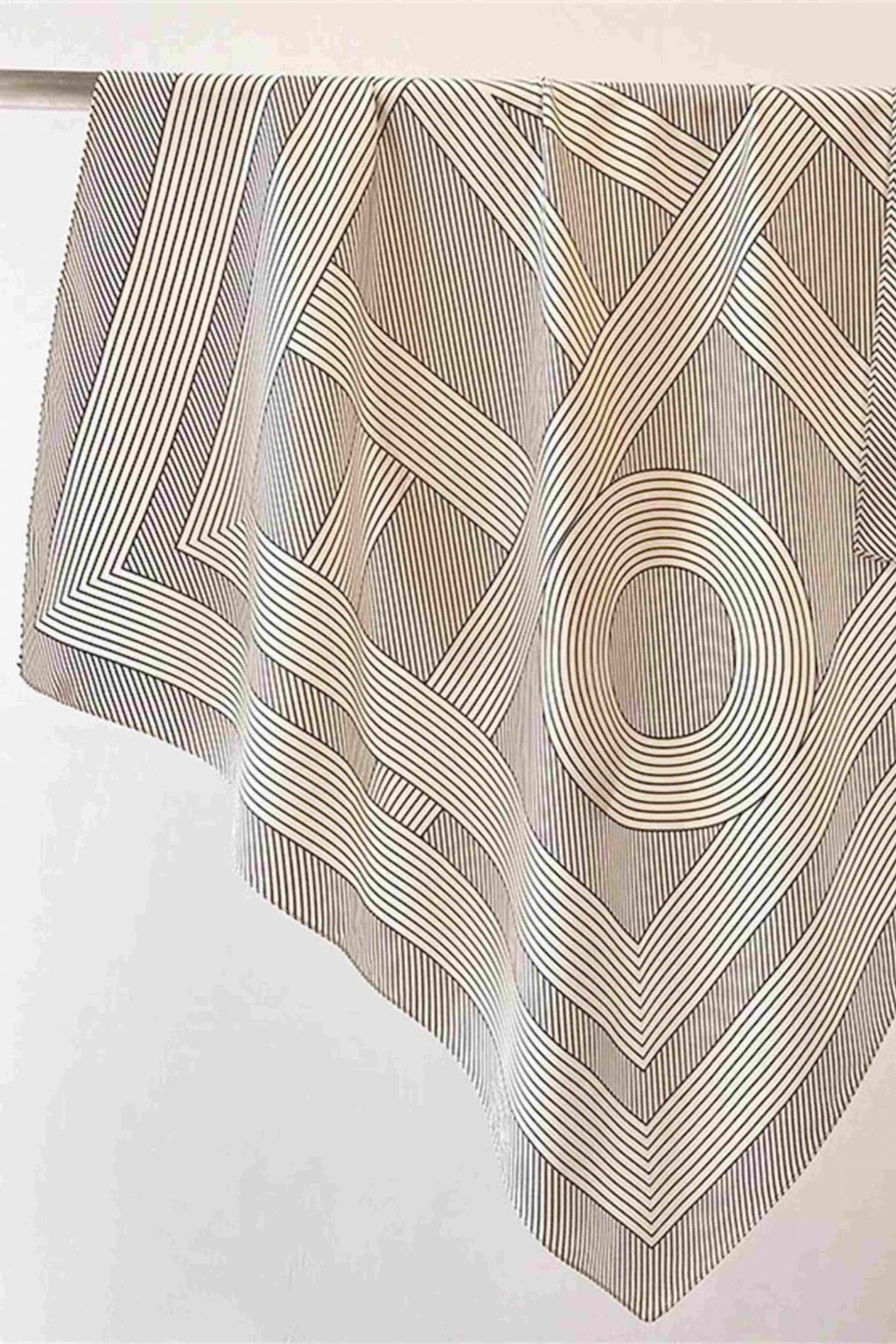 Detal apaszki z satynowego poliestru, ukazujący precyzyjne obszyte brzegi | KAMEA | Spironik.pl