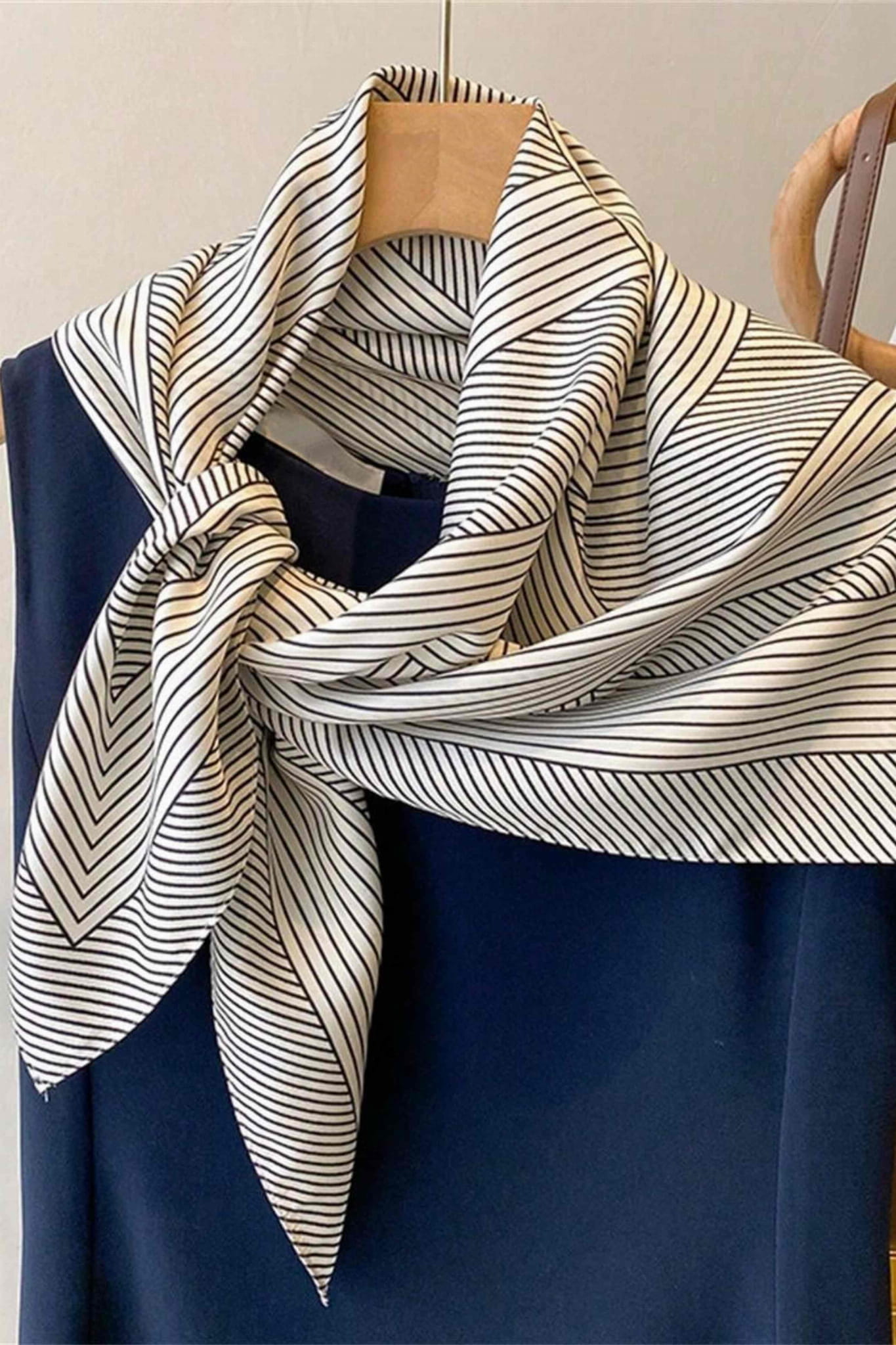 Apaszka z satynowego poliestru, miękka i przyjemna w dotyku, w rozmiarze 90x90 cm | KAMEA | Spironik.pl