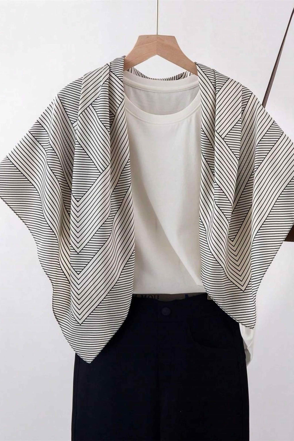 Geometryczny wzór apaszki w zbliżeniu, eksponujący kontrast kolorów | KAMEA | Spironik.pl