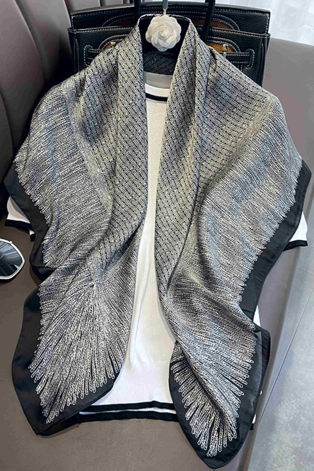 Apaszka, Model: F130//T34//13, Kolor: szary, Skład materiału: 100% Poliester, Przeznaczenie: Wielosezonowe, Wymiary(długość/szerokość): 90cm/90cm (Apaszka, zdjęcie 2)