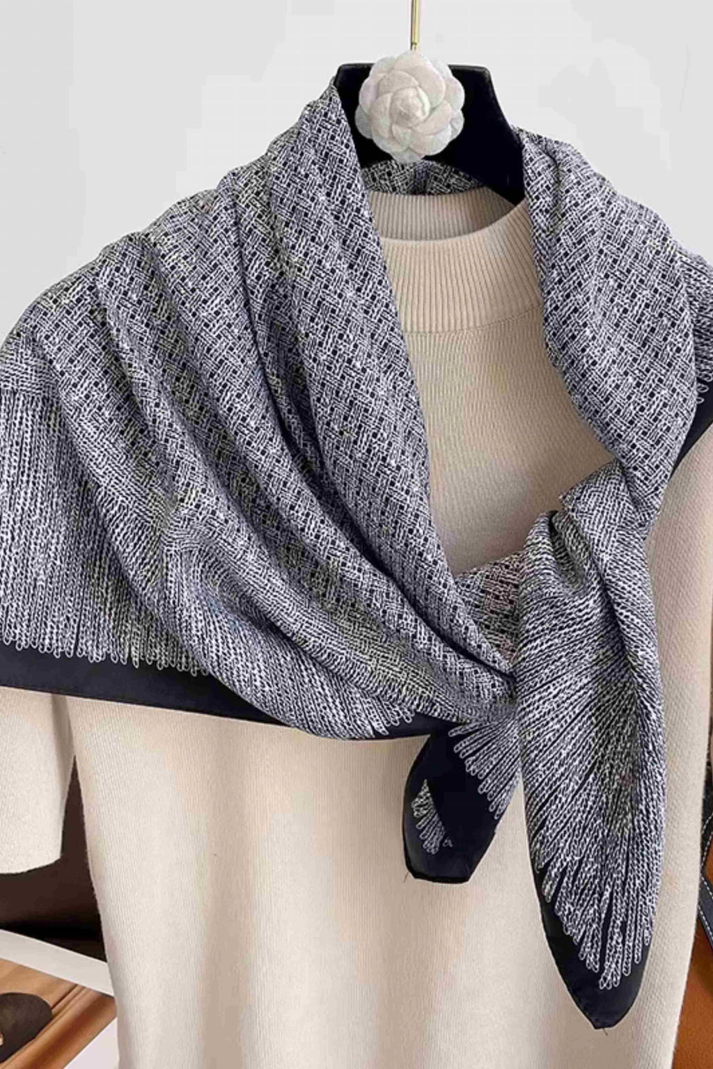 Apaszka, Model: F130//T34//13, Kolor: szary, Skład materiału: 100% Poliester, Przeznaczenie: Wielosezonowe, Wymiary(długość/szerokość): 90cm/90cm (Apaszka, zdjęcie 9)