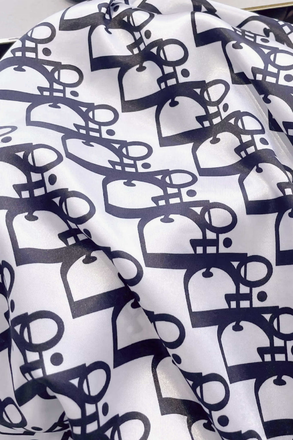 Apaszka, Model: F118//T34//13, Kolor: ekru, Skład materiału: 100% Poliester, Przeznaczenie: Wielosezonowe, Wymiary(długość/szerokość): 90cm/90cm (Apaszka, zdjęcie 4)