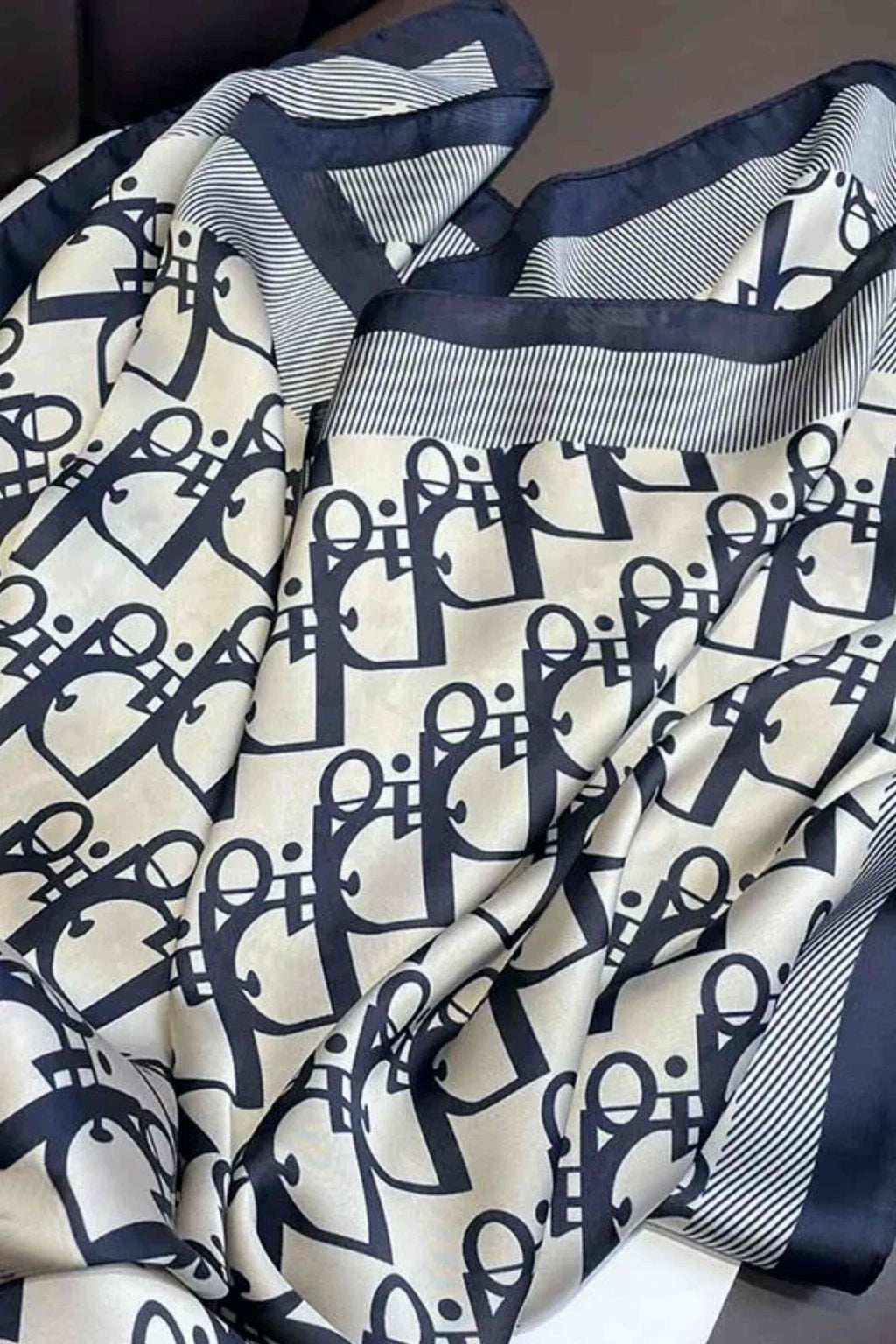 Apaszka, Model: F118//T34//13, Kolor: ekru, Skład materiału: 100% Poliester, Przeznaczenie: Wielosezonowe, Wymiary(długość/szerokość): 90cm/90cm (Apaszka, zdjęcie 3)