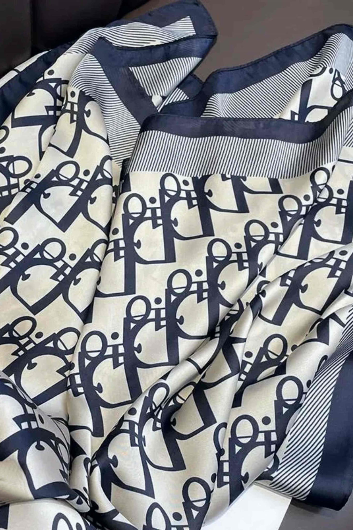 Apaszka, Model: F118//T34//13, Kolor: ekru, Skład materiału: 100% Poliester, Przeznaczenie: Wielosezonowe, Wymiary(długość/szerokość): 90cm/90cm (Apaszka, zdjęcie 3)