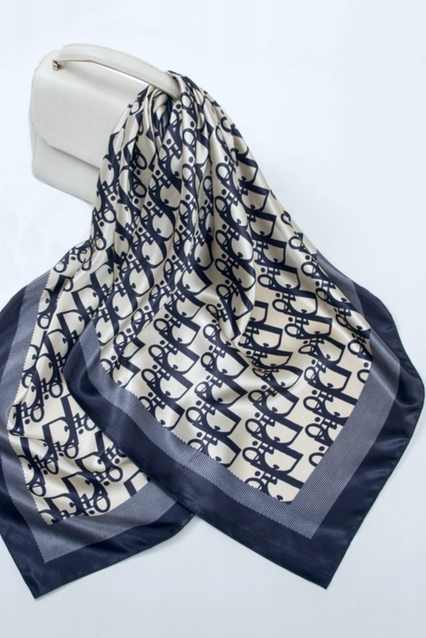 Apaszka, Model: F118//T34//13, Kolor: ekru, Skład materiału: 100% Poliester, Przeznaczenie: Wielosezonowe, Wymiary(długość/szerokość): 90cm/90cm (Apaszka, zdjęcie 2)