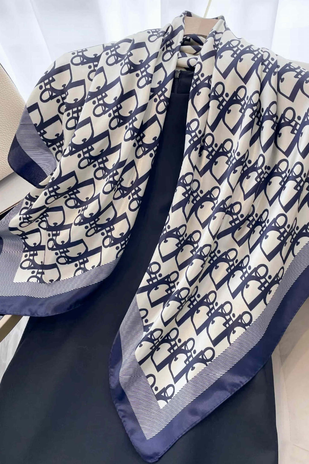 Apaszka, Model: F118//T34//13, Kolor: ekru, Skład materiału: 100% Poliester, Przeznaczenie: Wielosezonowe, Wymiary(długość/szerokość): 90cm/90cm (Apaszka, zdjęcie 5)