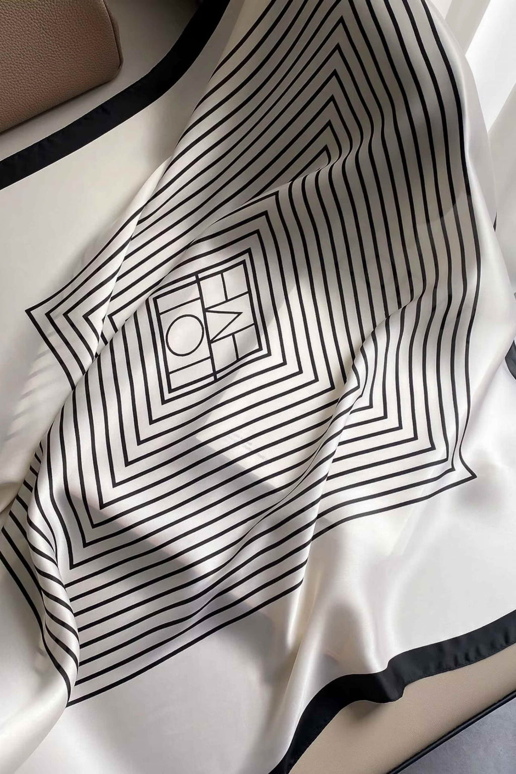 Apaszka, Model: F071-1//T34//13, Kolor: ekru, Skład materiału: 100% Poliester, Przeznaczenie: Wielosezonowe, Wymiary(długość/szerokość): 90cm/90cm (Apaszka, zdjęcie 3)