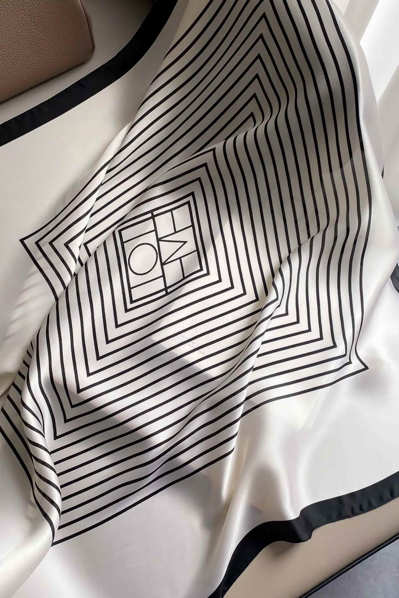 Apaszka, Model: F071-1//T34//13, Kolor: ekru, Skład materiału: 100% Poliester, Przeznaczenie: Wielosezonowe, Wymiary(długość/szerokość): 90cm/90cm (Apaszka, zdjęcie 3)