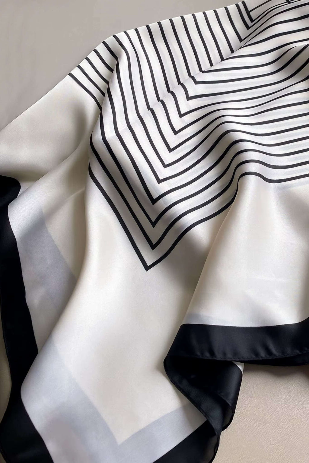 Apaszka, Model: F071-1//T34//13, Kolor: ekru, Skład materiału: 100% Poliester, Przeznaczenie: Wielosezonowe, Wymiary(długość/szerokość): 90cm/90cm (Apaszka, zdjęcie 4)