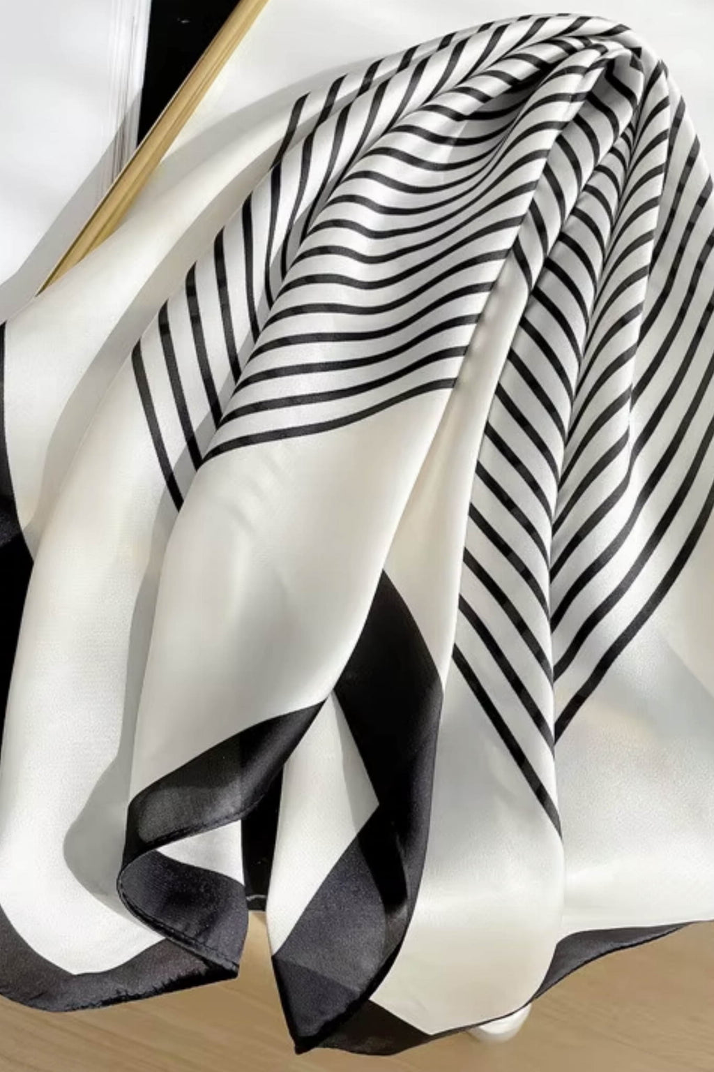 Apaszka, Model: F071-1//T34//13, Kolor: ekru, Skład materiału: 100% Poliester, Przeznaczenie: Wielosezonowe, Wymiary(długość/szerokość): 90cm/90cm (Apaszka, zdjęcie 6)