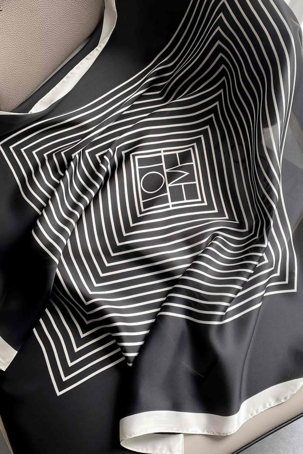 Apaszka, Model: F071-2//T34//13, Kolor: czarny, Skład materiału: 100% Poliester, Przeznaczenie: Wielosezonowe, Wymiary(długość/szerokość): 90cm/90cm (Apaszka, zdjęcie 2)