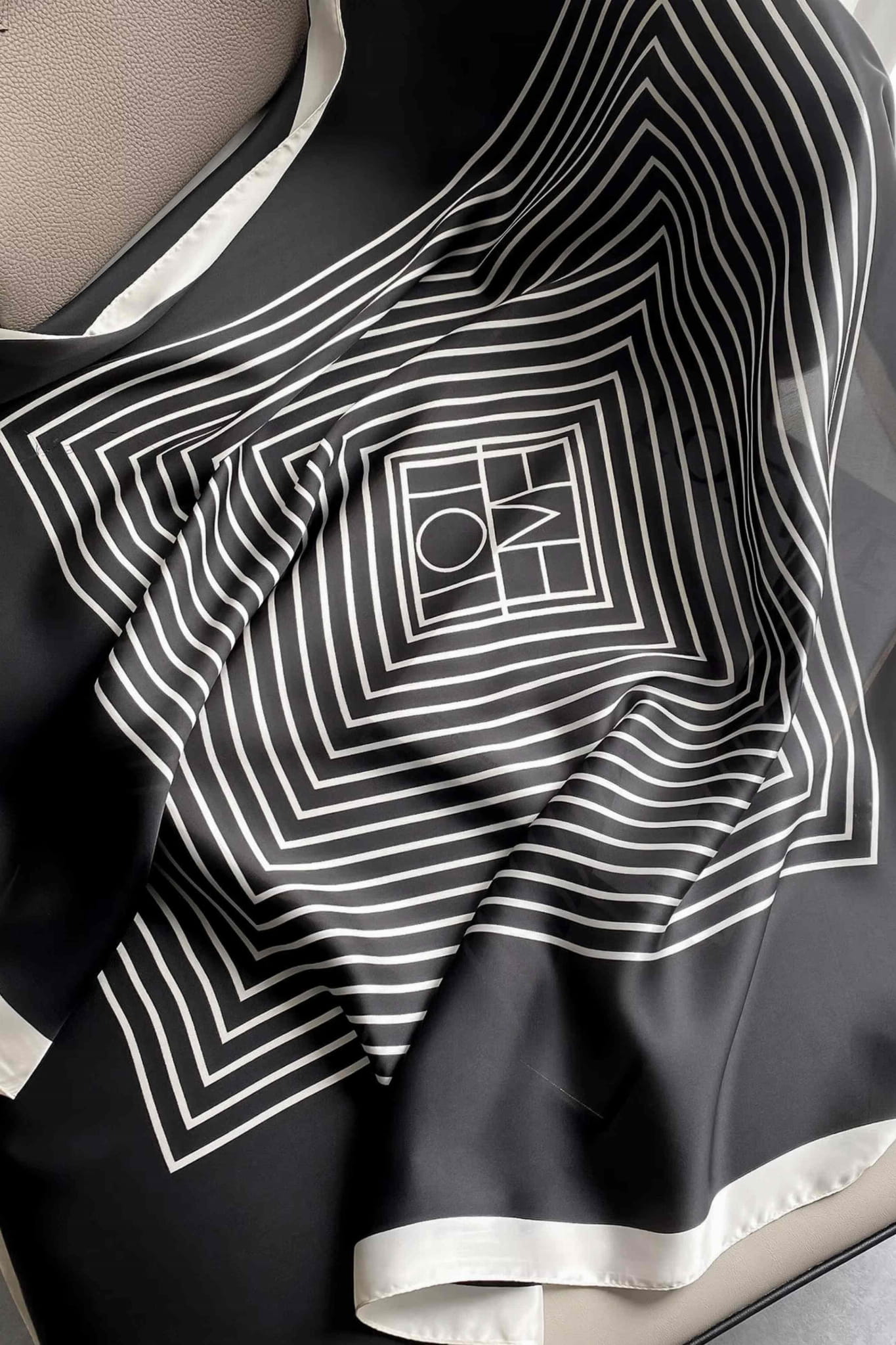 Apaszka, Model: F071-2//T34//13, Kolor: czarny, Skład materiału: 100% Poliester, Przeznaczenie: Wielosezonowe, Wymiary(długość/szerokość): 90cm/90cm (Apaszka, zdjęcie 2)