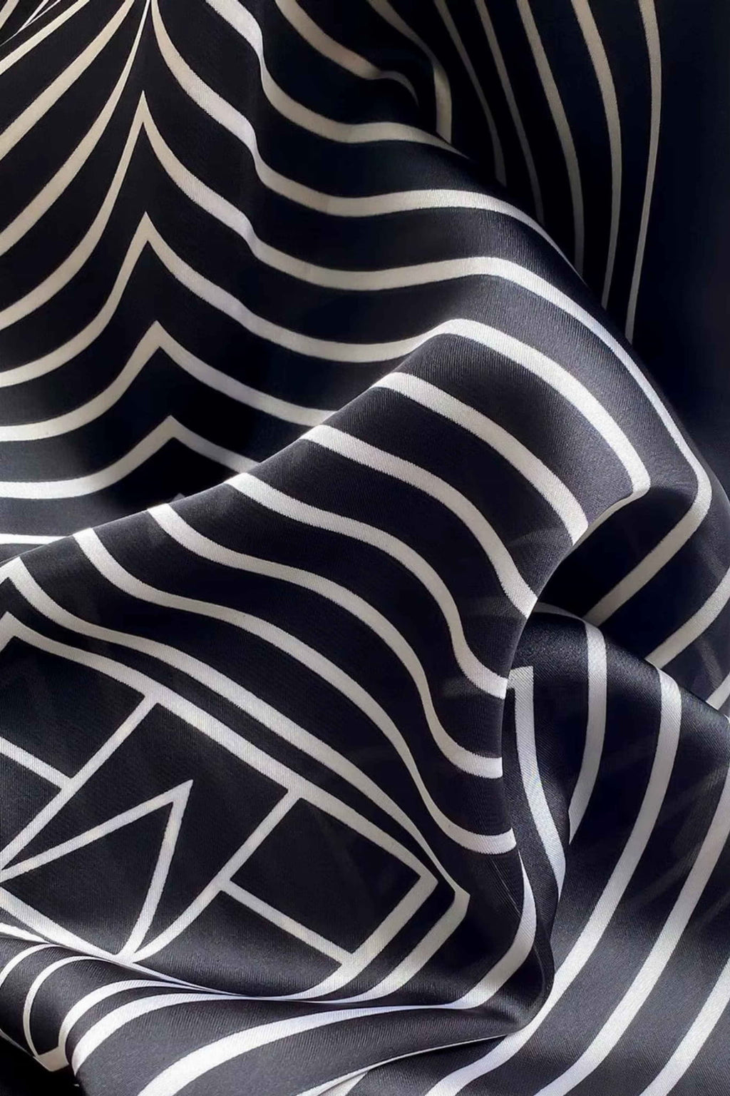 Apaszka, Model: F071-2//T34//13, Kolor: czarny, Skład materiału: 100% Poliester, Przeznaczenie: Wielosezonowe, Wymiary(długość/szerokość): 90cm/90cm (Apaszka, zdjęcie 3)