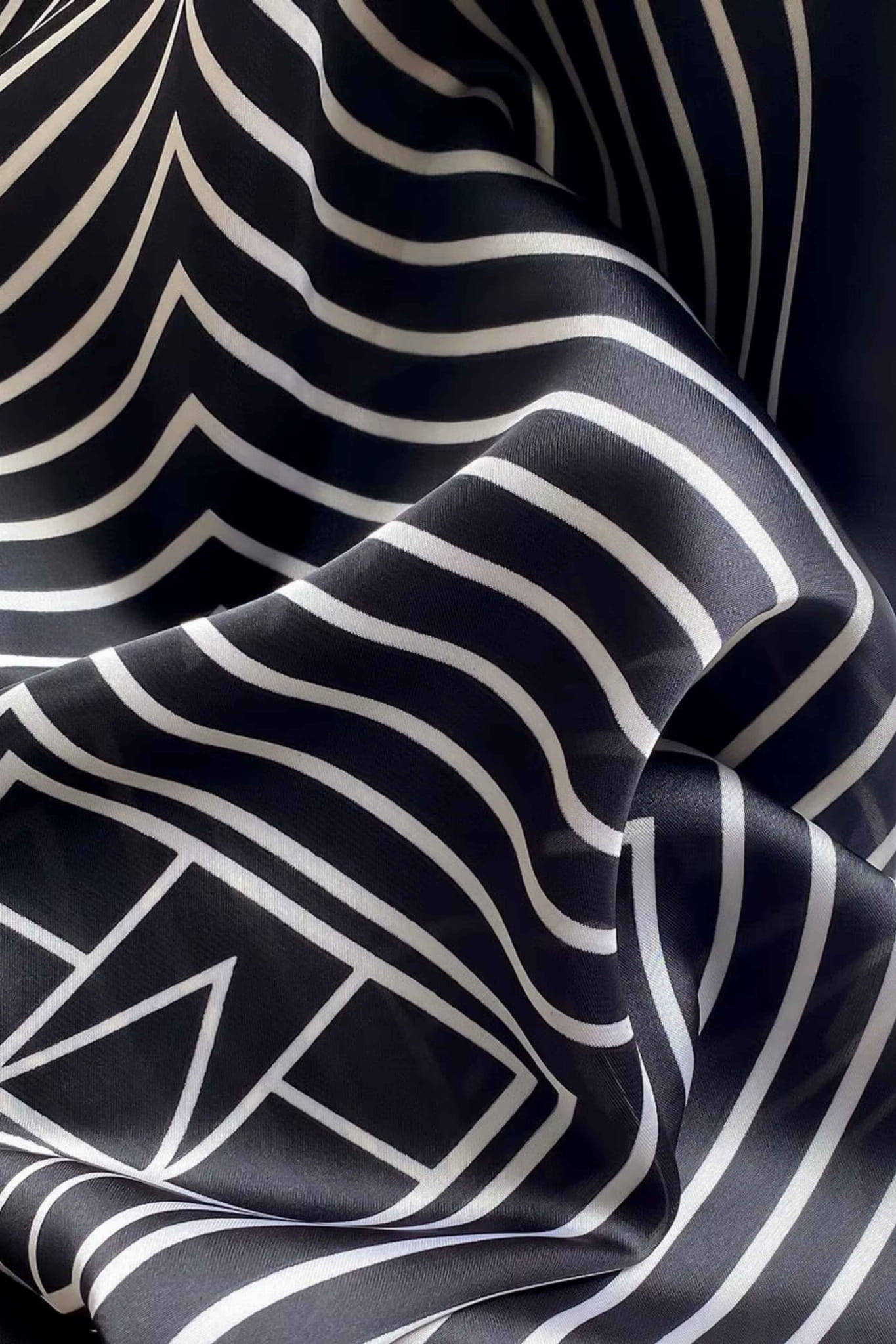 Apaszka, Model: F071-2//T34//13, Kolor: czarny, Skład materiału: 100% Poliester, Przeznaczenie: Wielosezonowe, Wymiary(długość/szerokość): 90cm/90cm (Apaszka, zdjęcie 3)