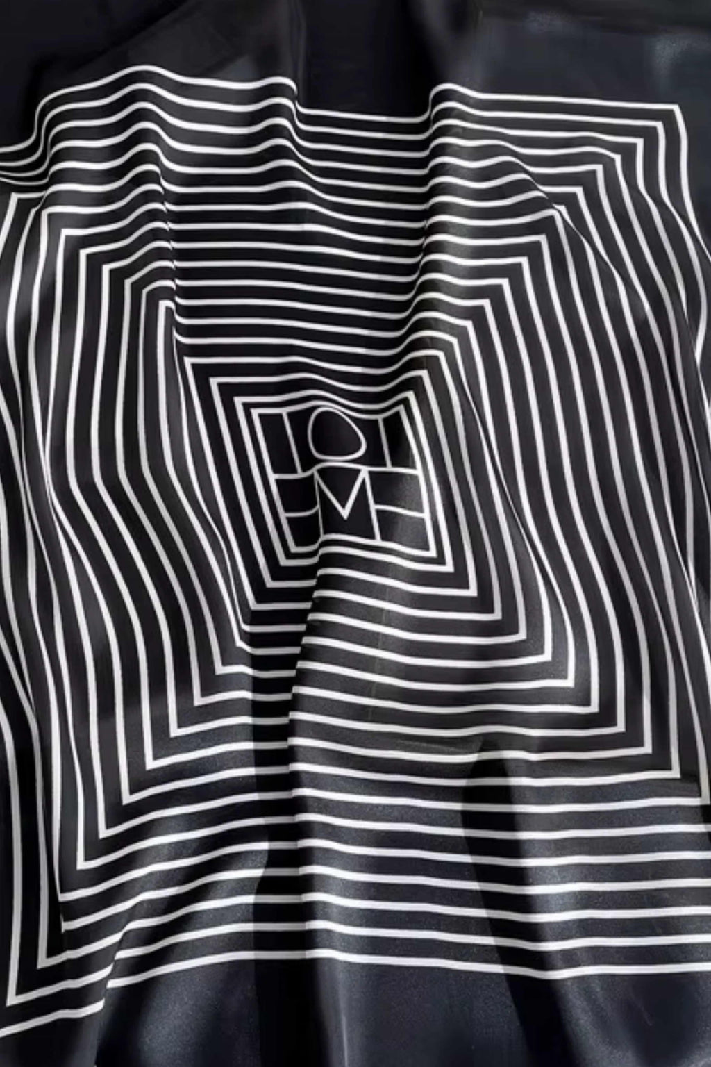 Apaszka, Model: F071-2//T34//13, Kolor: czarny, Skład materiału: 100% Poliester, Przeznaczenie: Wielosezonowe, Wymiary(długość/szerokość): 90cm/90cm (Apaszka, zdjęcie 4)