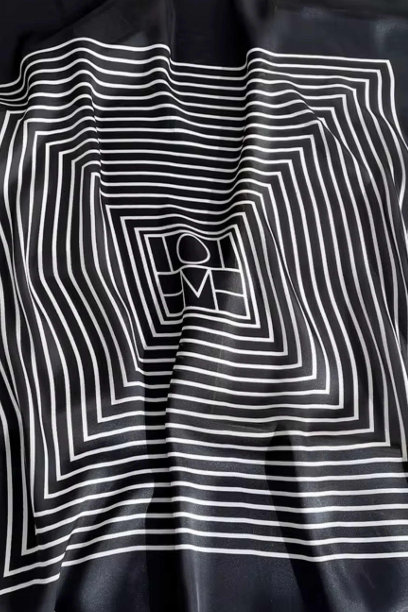 Apaszka, Model: F071-2//T34//13, Kolor: czarny, Skład materiału: 100% Poliester, Przeznaczenie: Wielosezonowe, Wymiary(długość/szerokość): 90cm/90cm (Apaszka, zdjęcie 4)