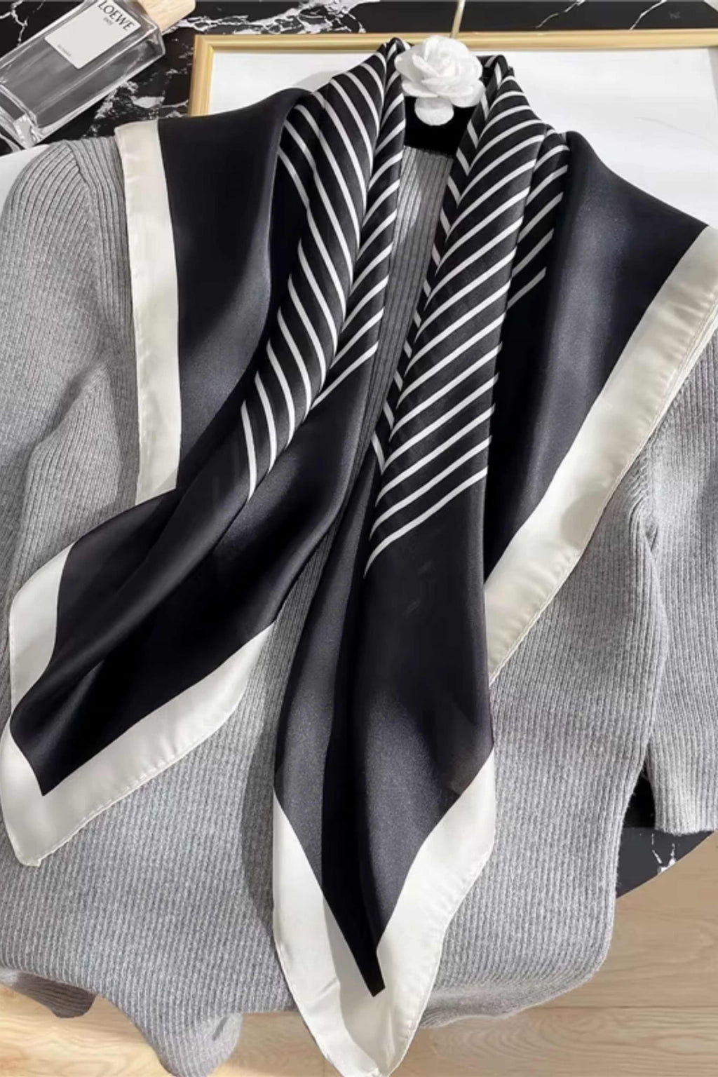 Apaszka, Model: F071-2//T34//13, Kolor: czarny, Skład materiału: 100% Poliester, Przeznaczenie: Wielosezonowe, Wymiary(długość/szerokość): 90cm/90cm (Apaszka, zdjęcie 5)