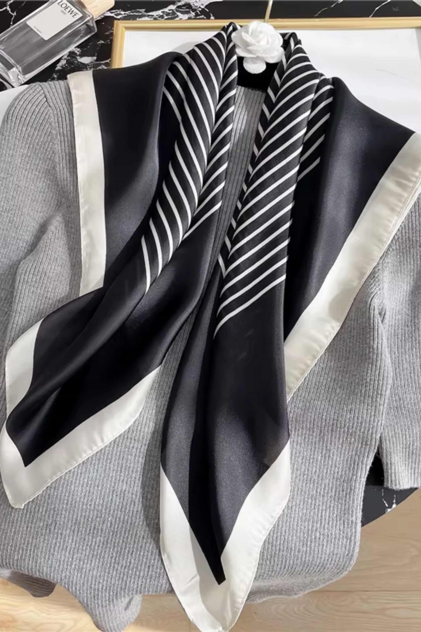 Apaszka, Model: F071-2//T34//13, Kolor: czarny, Skład materiału: 100% Poliester, Przeznaczenie: Wielosezonowe, Wymiary(długość/szerokość): 90cm/90cm (Apaszka, zdjęcie 5)