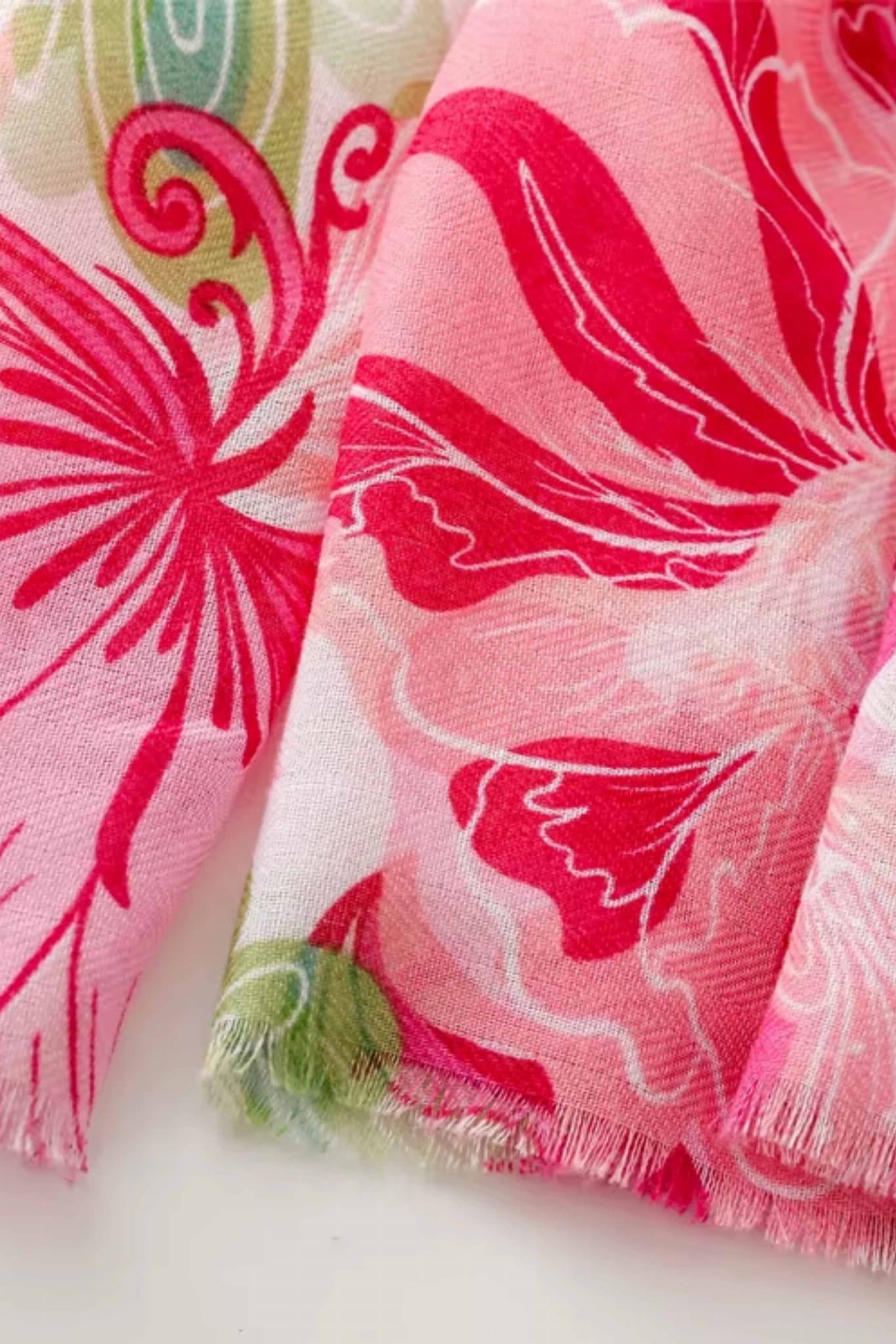 Przód szala z kwiatowym wzorem, prezentujący jego lekkość i delikatność materiału | KAMEA | Spironik.pl