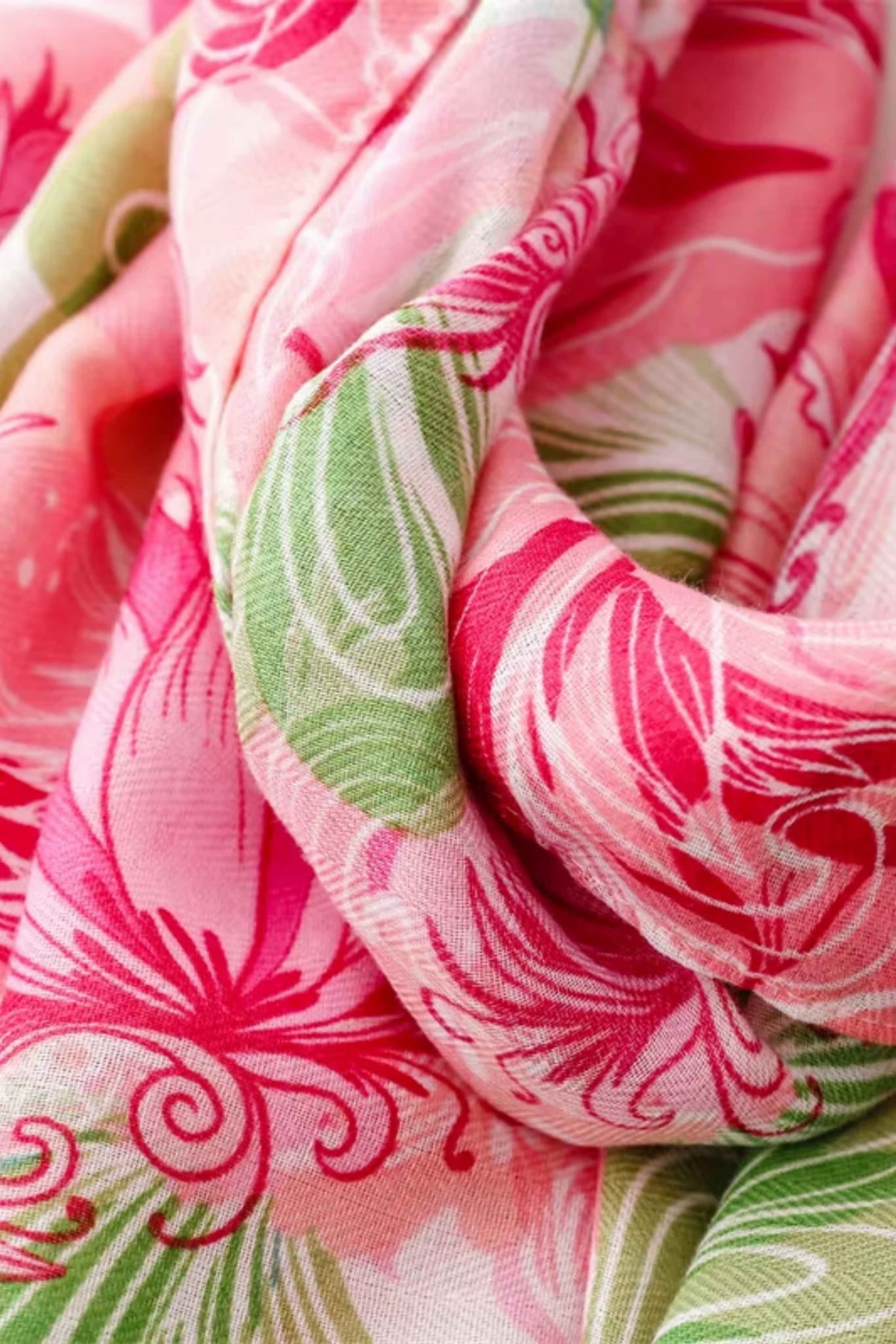 Bok szala w kolorach różowym, zielonym i białym, z miękkiej wiskozy, o wymiarach 180x90 cm | KAMEA | Spironik.pl