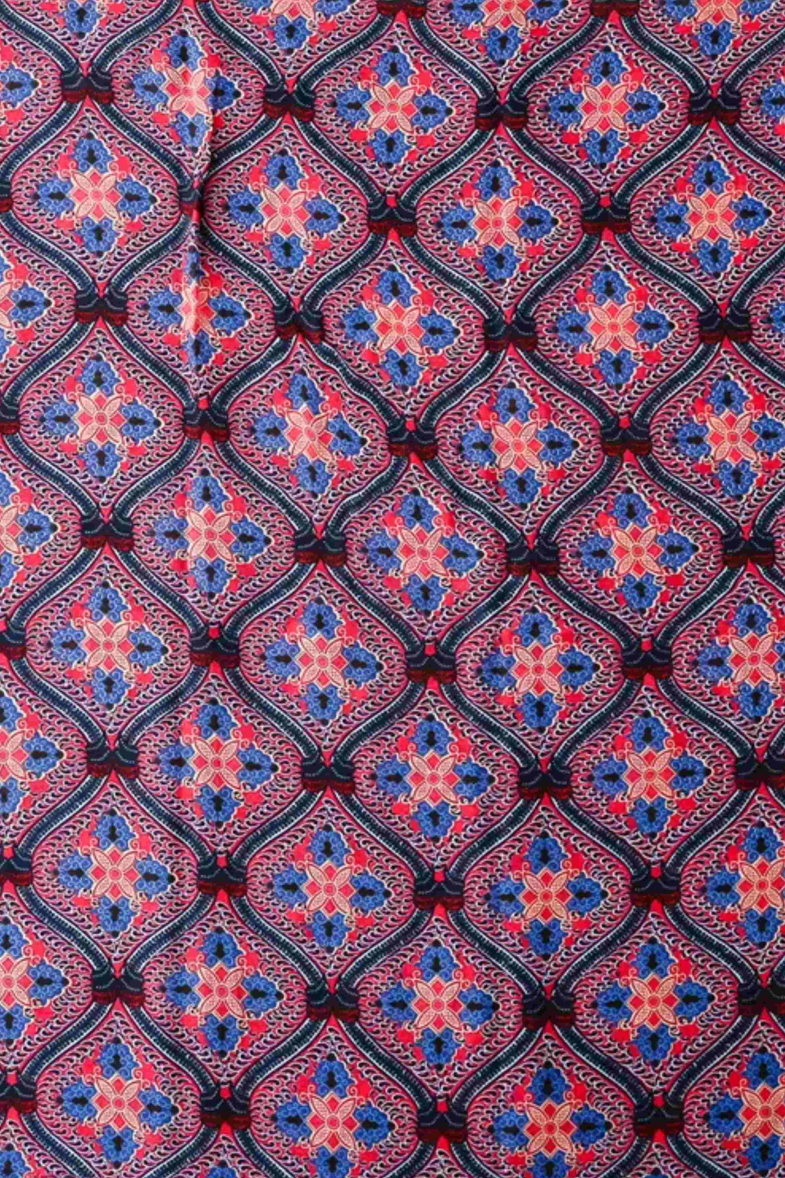 Szal o wymiarach 180x90 cm, rozwinięty na tle naturalnym, prezentujący swój wzór | KAMEA | Spironik.pl