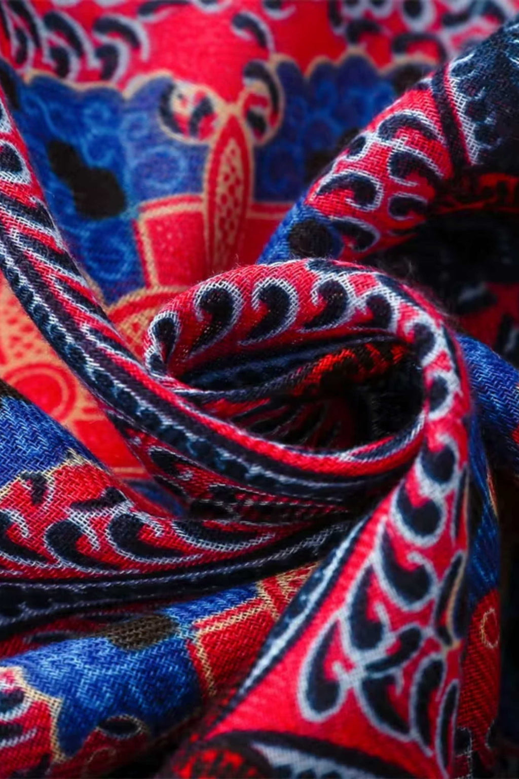 Деталь фактури шарфа, що показує поєднання бавовни та віскози в насичених кольорах | KAMEA | Spironik.pl