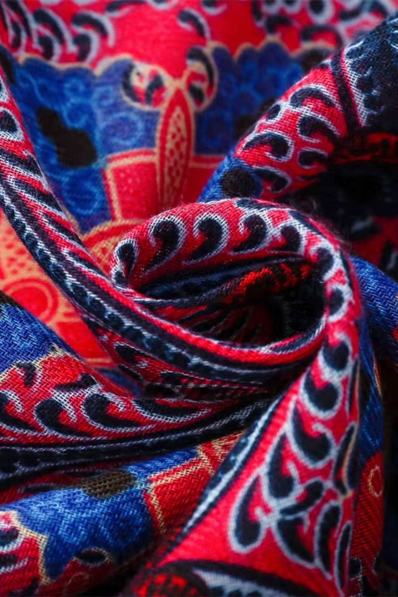 Detal faktury szala, ukazujący połączenie bawełny i wiskozy w intensywnych kolorach | KAMEA | Spironik.pl