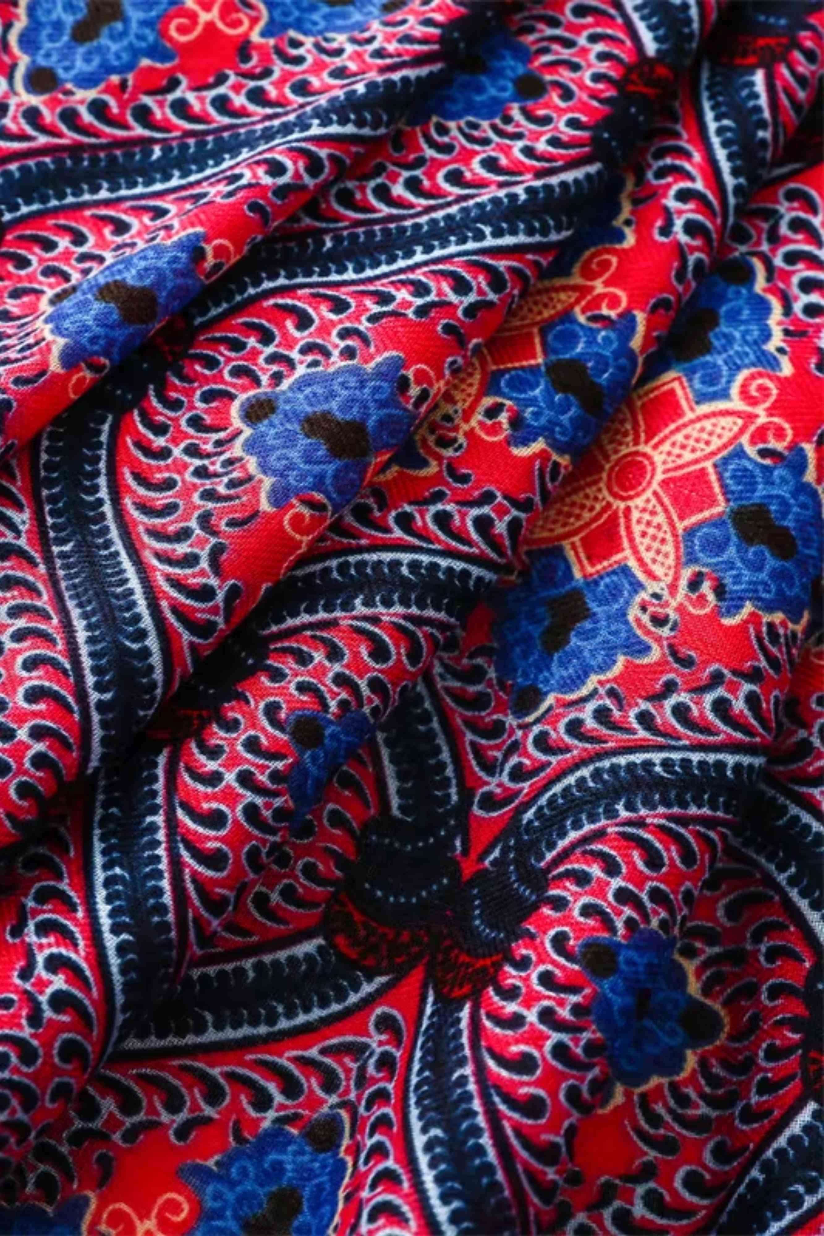 Szal w użyciu, noszony jako narzutka na ramionach, w stylizacji z prostą sukienką | KAMEA | Spironik.pl