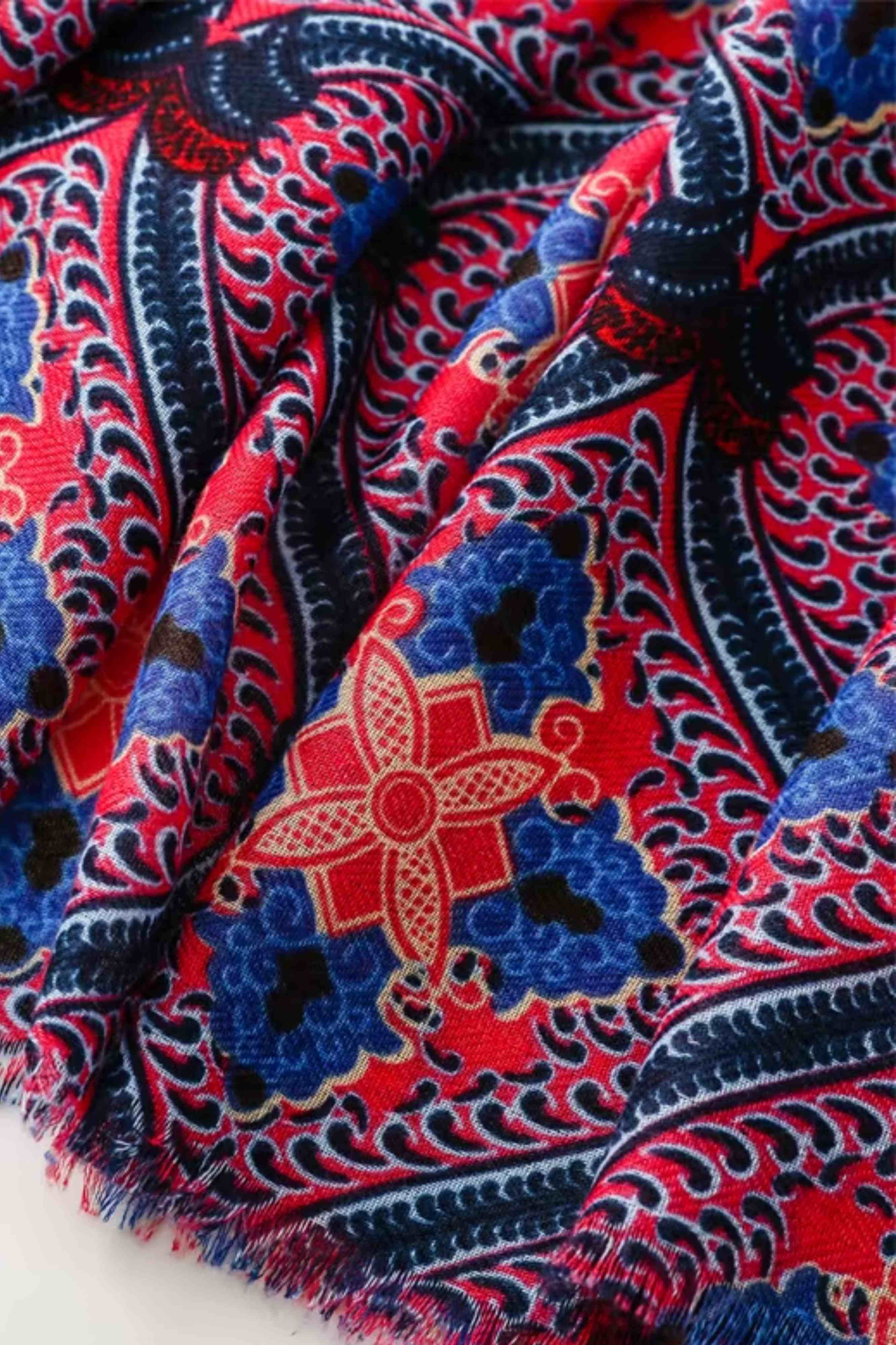 Przód szala orientalnego z geometrycznym motywem, z widocznymi odcieniami czerni i granatu | KAMEA | Spironik.pl