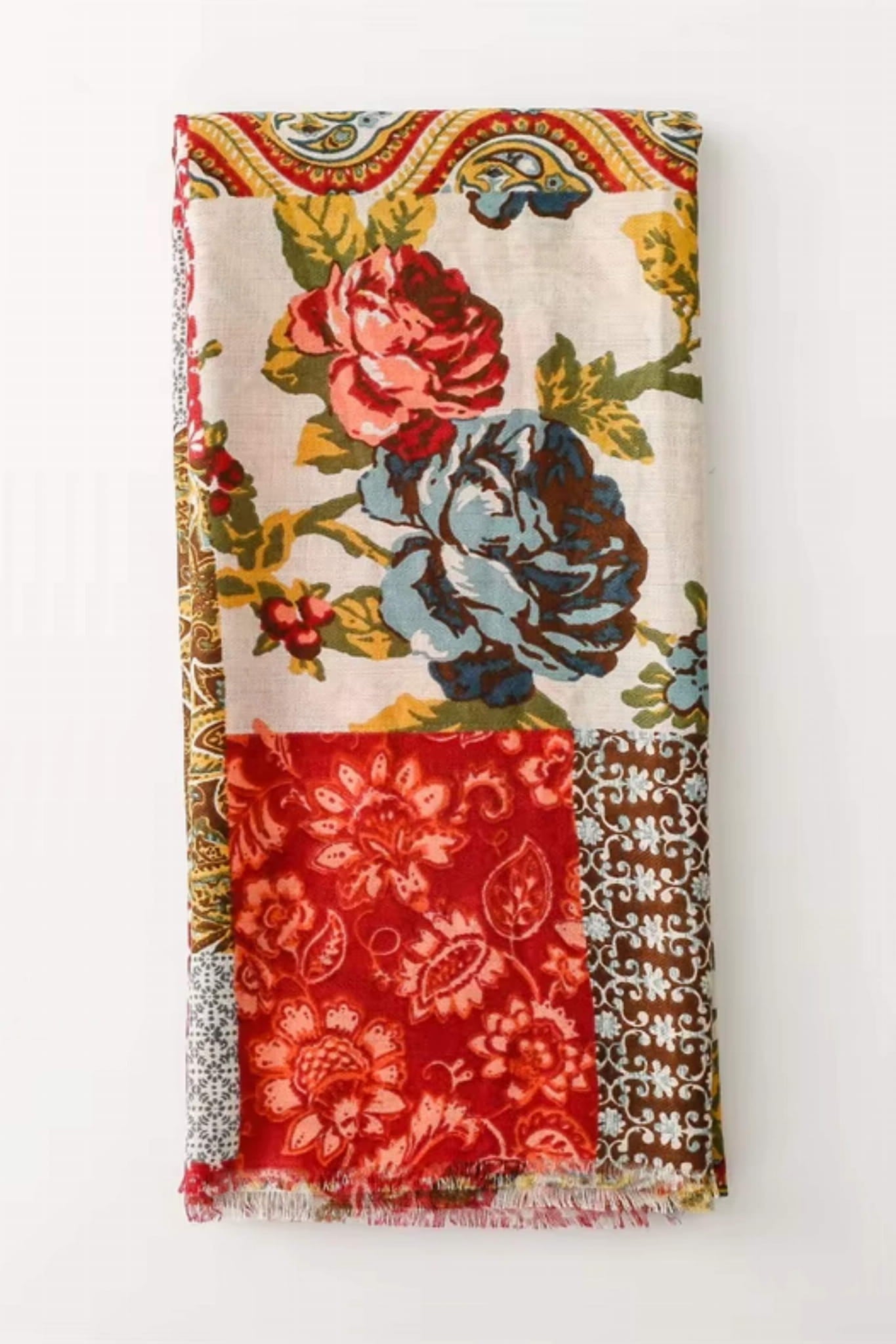 Detal wzoru szala boho, łączącego motywy kwiatowe i orientalne w patchworkowym stylu | KAMEA | Spironik.pl