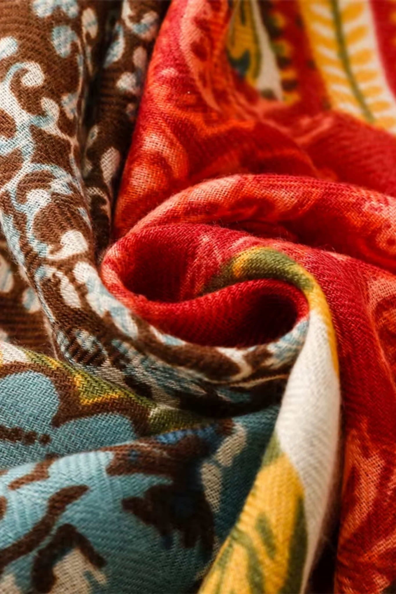 Bok szala boho, ukazujący różnorodność kolorów: czerwony, zielony, żółty i kremowy | KAMEA | Spironik.pl