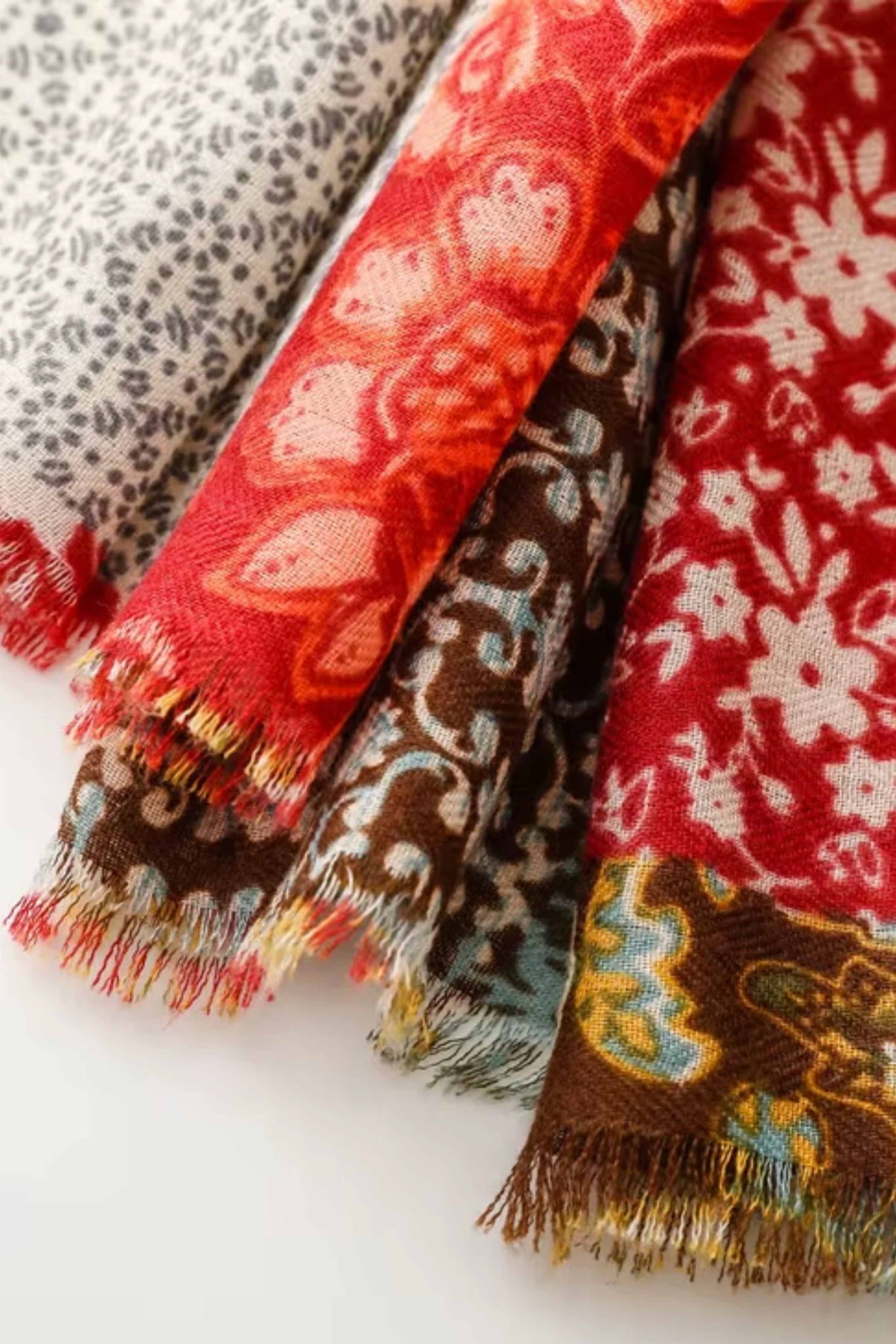 Szal boho w neutralnej stylizacji, doskonały dodatek do codziennych i wakacyjnych outfitów | KAMEA | Spironik.pl