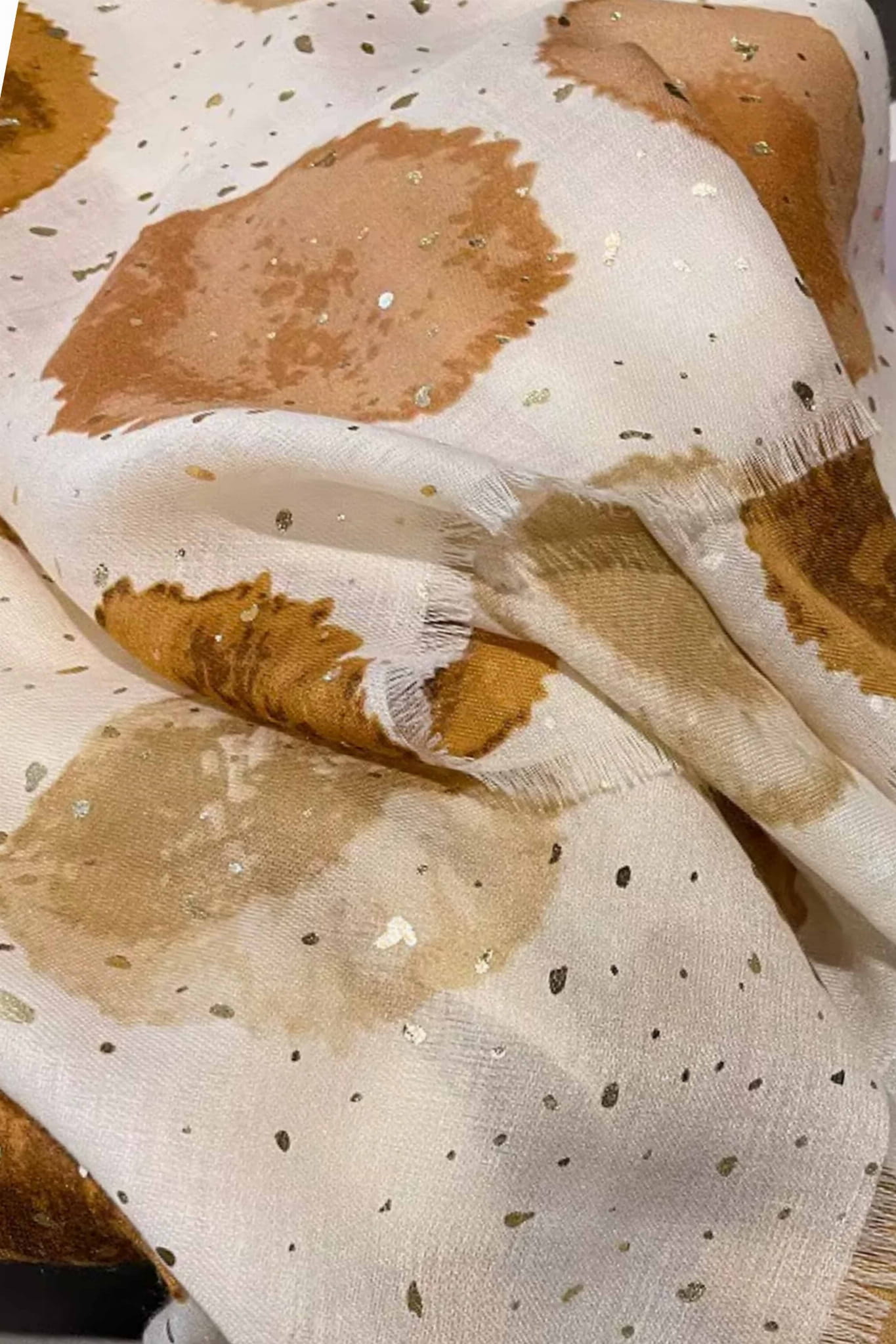 Detal szala z delikatnie postrzępionymi brzegami, ukazujący miękką fakturę materiału | KAMEA | Spironik.pl