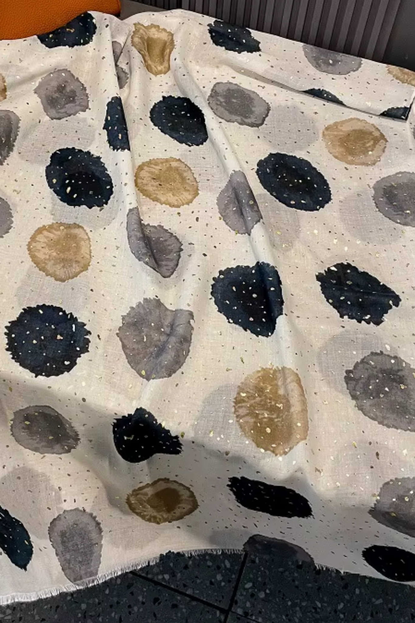 Szal damski w minimalistycznym wzorze, z postrzępionym brzegiem, wykonany z przewiewnej tkaniny | KAMEA | Spironik.pl