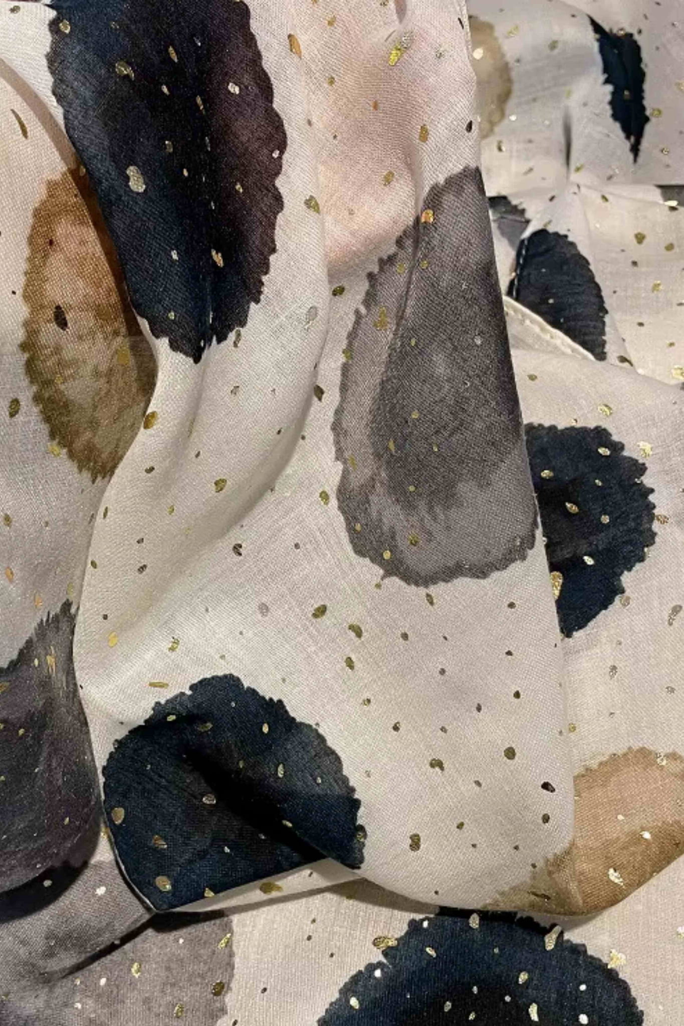 Szal o wymiarach 180x90 cm, w kolorach białym, czarnym, szarym i beżowym, doskonały do codziennych stylizacji | KAMEA | Spironik.pl