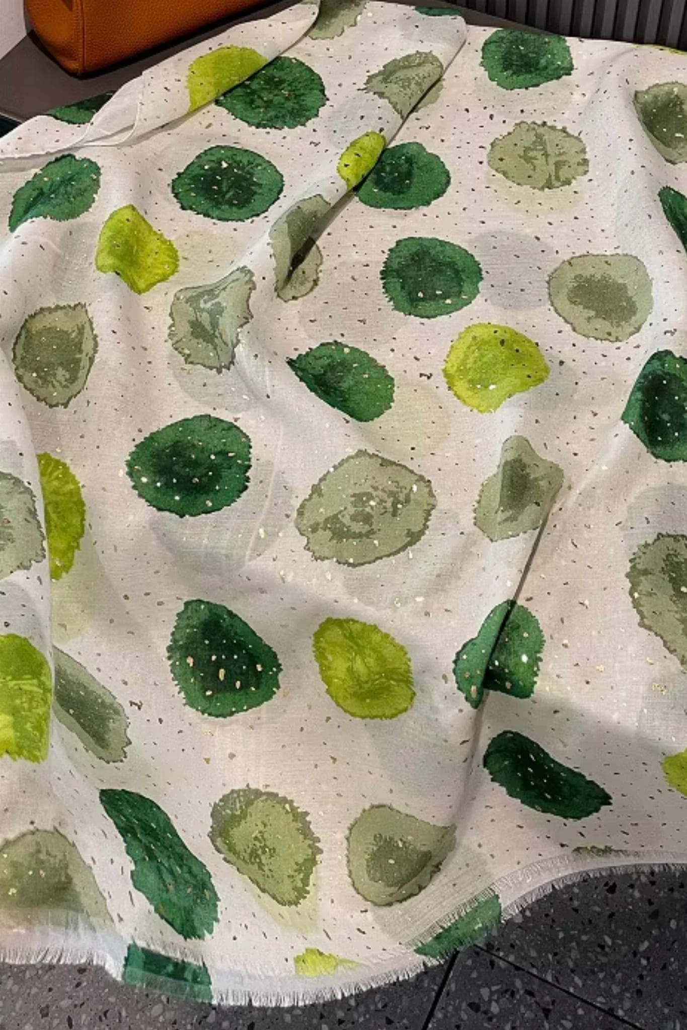 Detal szala z zielonymi plamami i złotymi drobinkami, wykonany z bawełny i wiskozy | KAMEA | Spironik.pl