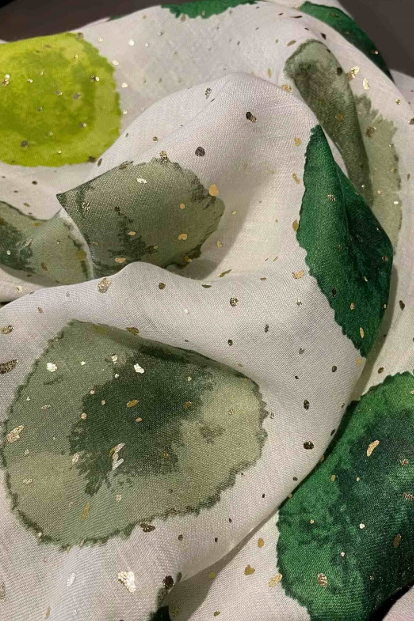 Przód szala o wymiarach 180x90 cm, lekko postrzępiony brzeg, elegancki dodatek do stylizacji | KAMEA | Spironik.pl