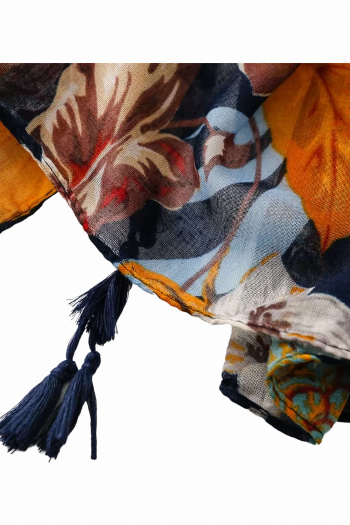 Granatowe tło szala z ananasami, prezentujące intensywne kolory i egzotyczny motyw | KAMEA | Spironik.pl