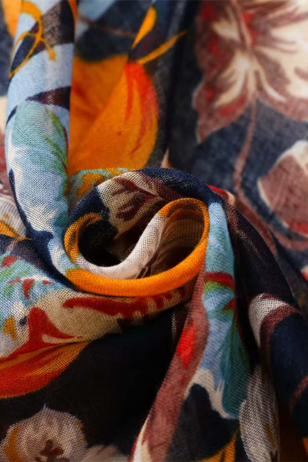 Bok szala z widocznym wzorem ananasów i egzotycznych kwiatów, w miękkiej fakturze | KAMEA | Spironik.pl