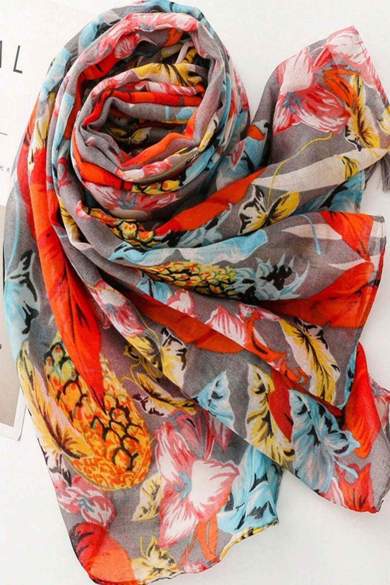 Detal szala z frędzlami, wykonany z bawełny i wiskozy w intensywnych kolorach | KAMEA | Spironik.pl