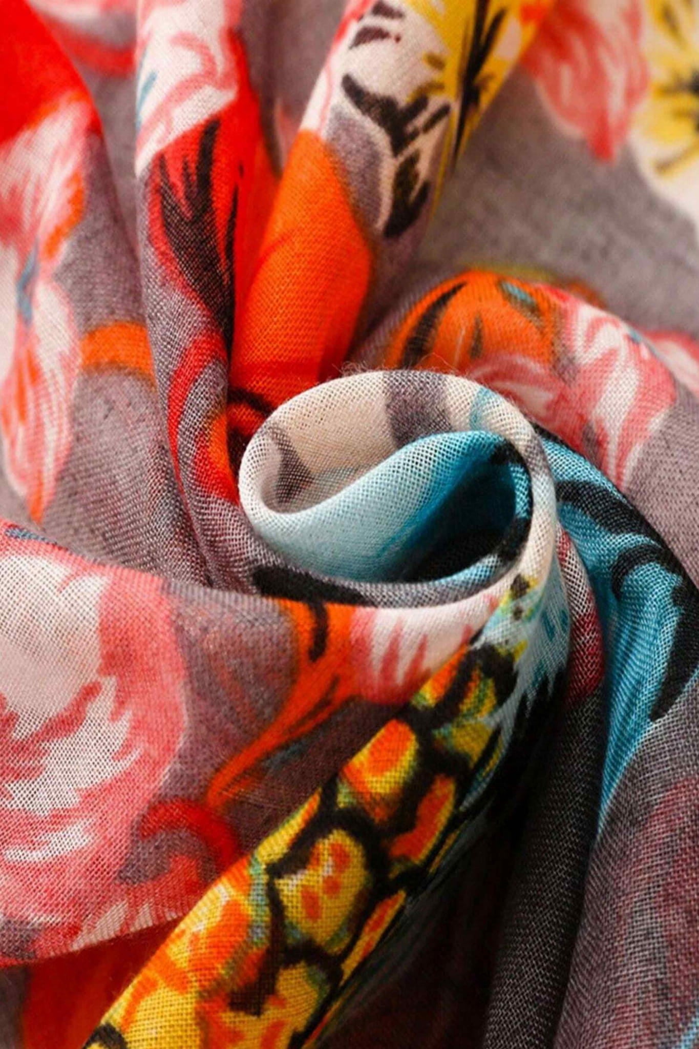 Szal w użyciu, stylizacja na plaży z tropikalnym motywem w tle | KAMEA | Spironik.pl