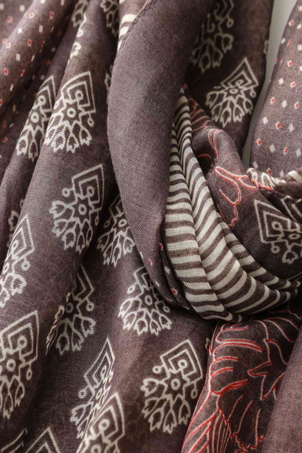 Szal w użyciu, stylizacja na codzienny look, z płaszczem w tle | KAMEA | Spironik.pl