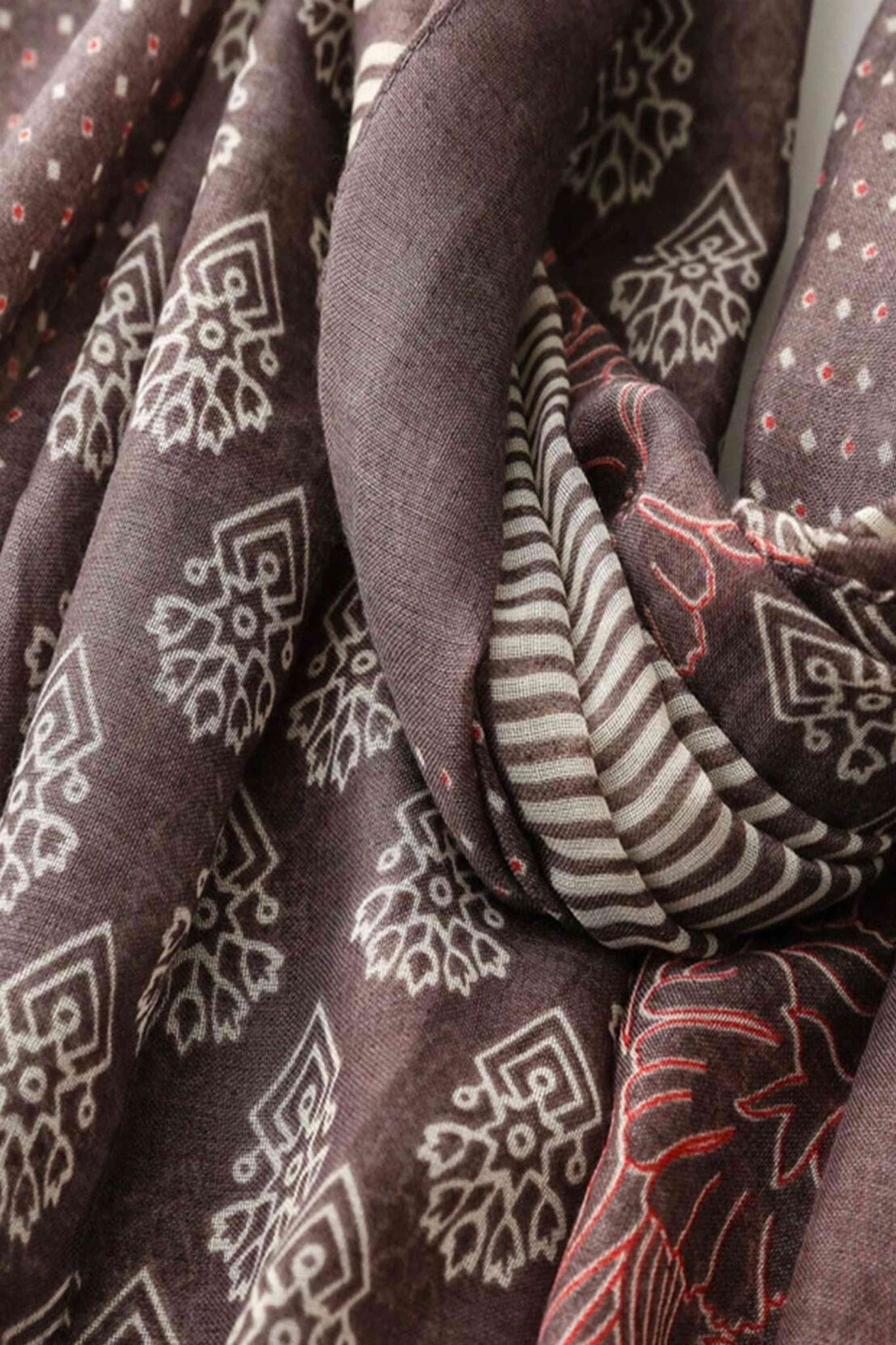 Szal w rozłożonym stanie, prezentujący wymiary 180x90 cm na tle jasnej powierzchni | KAMEA | Spironik.pl