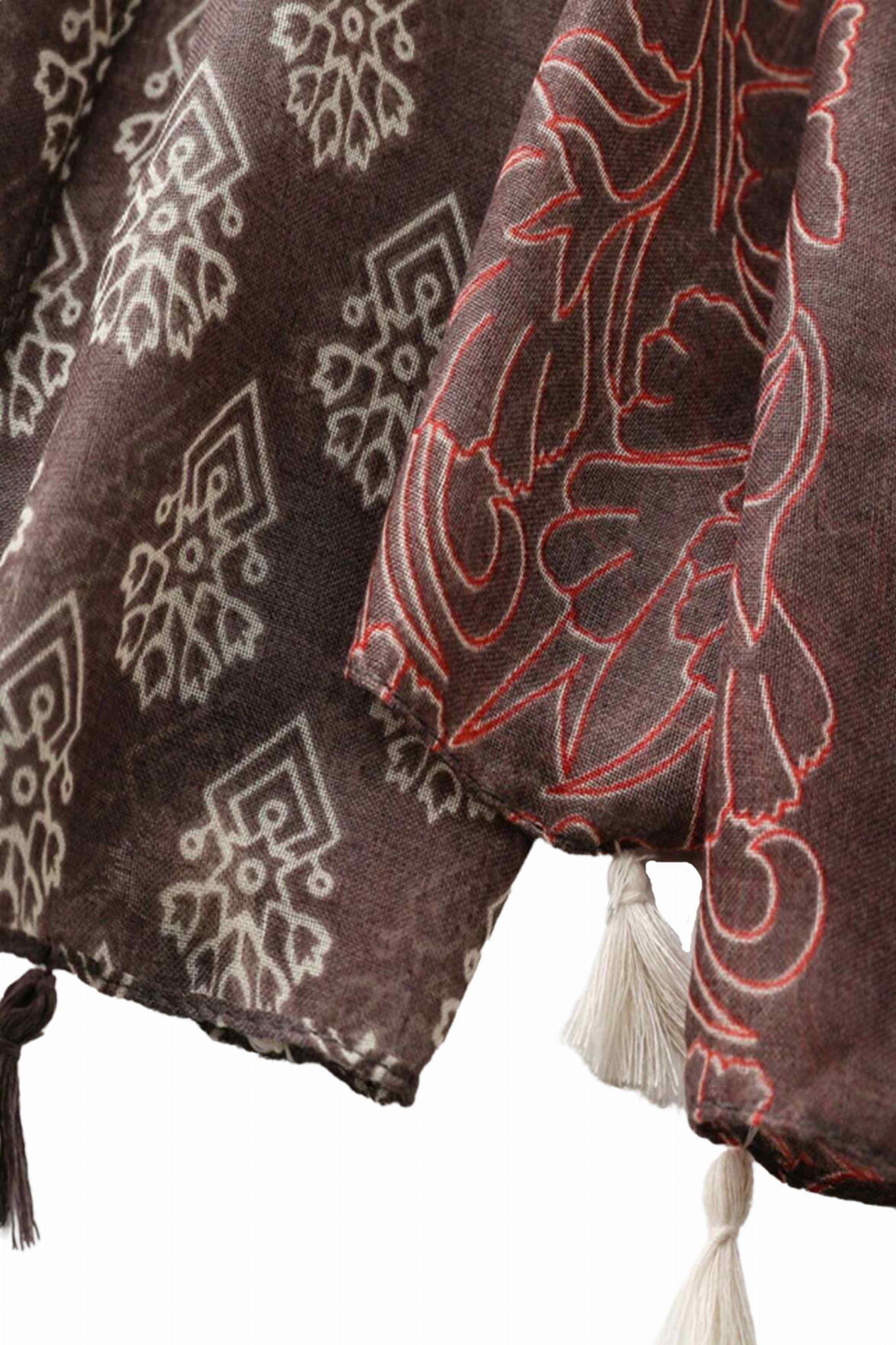 Brązowy szal w użyciu, stylizacja na elegancką okazję z płaszczem | KAMEA | Spironik.pl