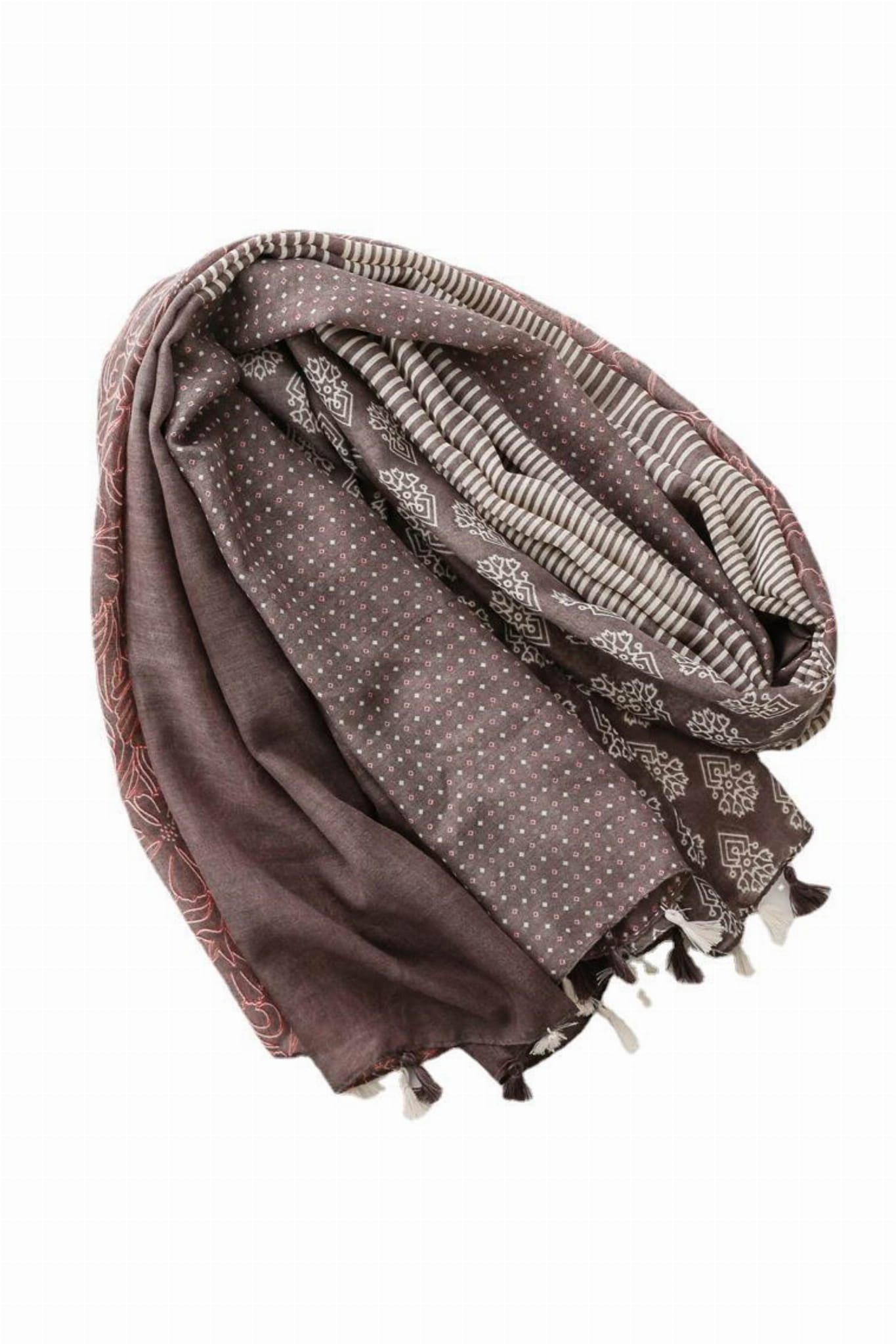 Detal szala z bliska, ukazujący wzór kwiatowy w odcieniach różu i beżu | KAMEA | Spironik.pl